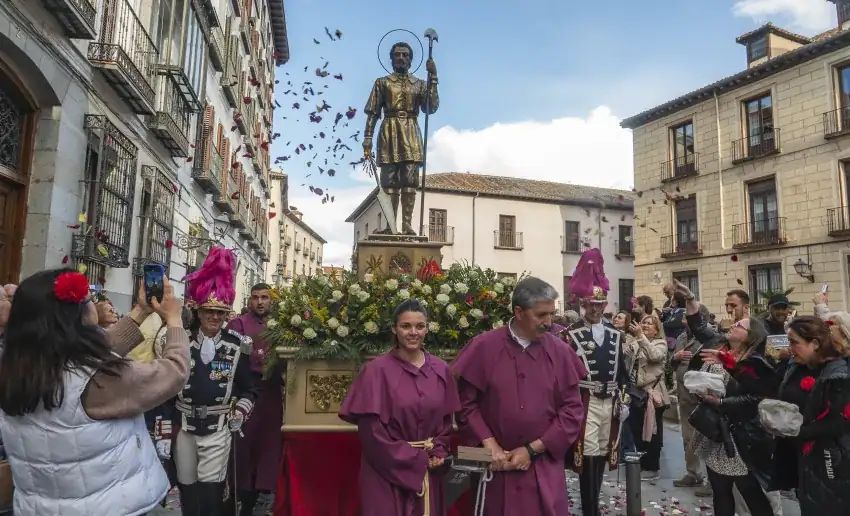 Procesión con las imágenes de San Isidro y Santa María de la Cabeza