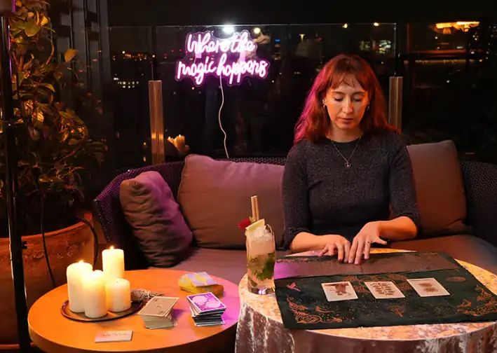 Experiencia «Tarot & Cocktails en Eleven Rooftop»