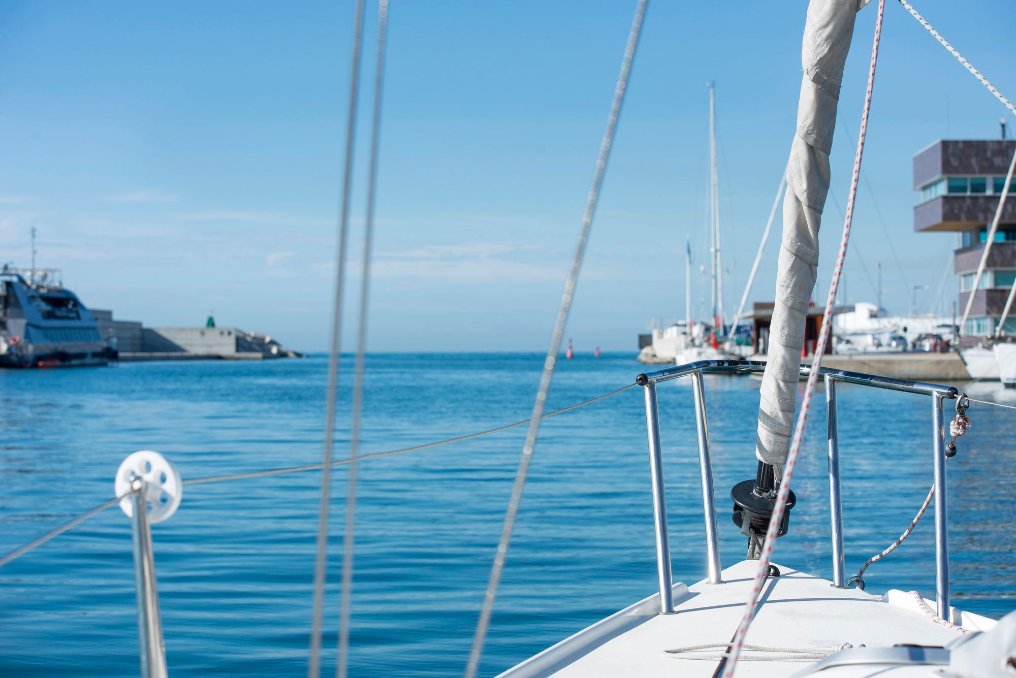 Paseo privado en velero por la costa de Barcelona con snacks y bebidas