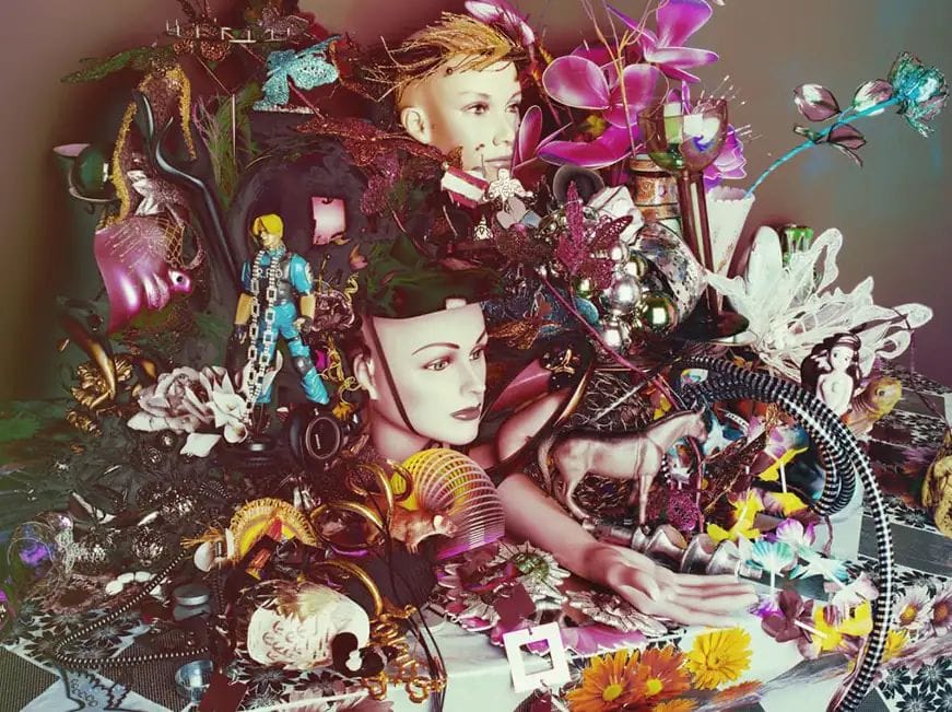 Composició fotogràfica amb cares de maniquins entre una acumulació de joguines i objectes de colors vius