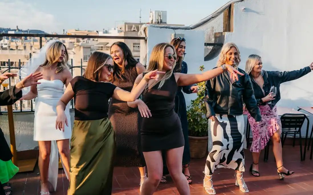 Clase de salsa en la azotea con sangría sin fondo