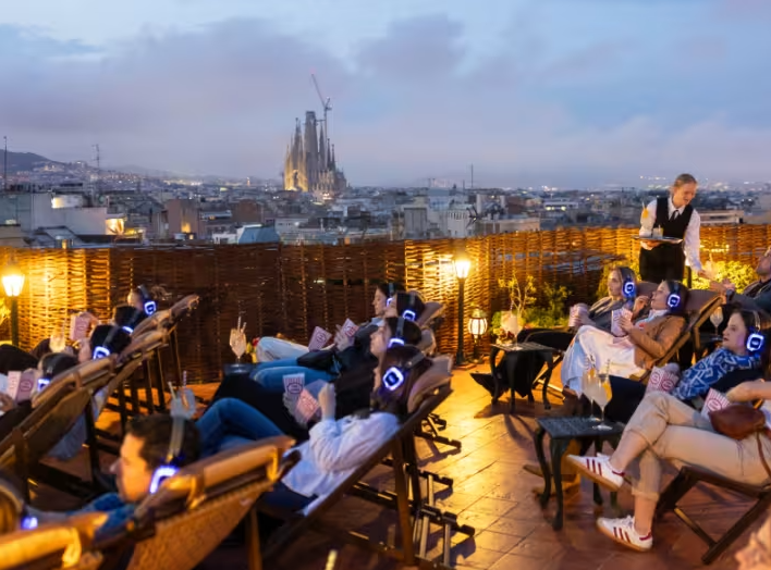 Jardí de l'hotel El Palace Barcelona preparat per al cinema de terrassa d'Halloween