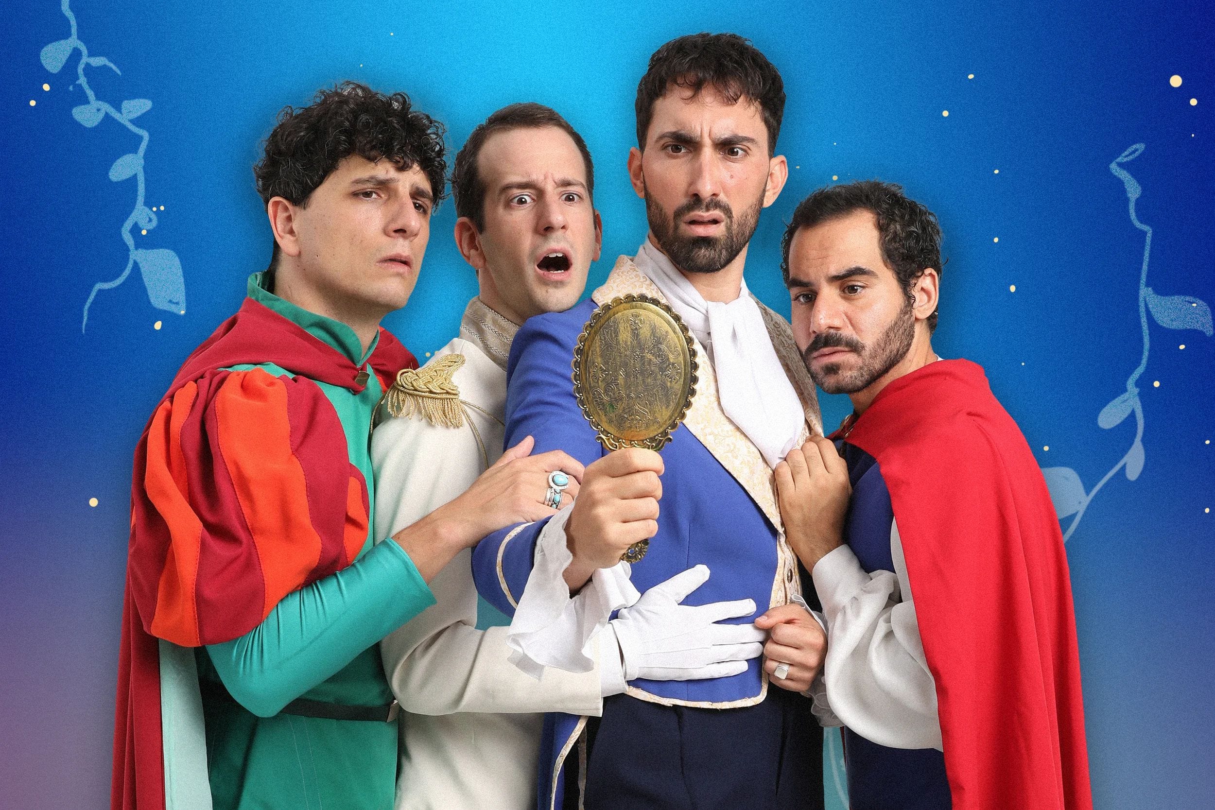 Quatre homes disfressats amb capes de superheroi fan poses teatrals davant un fons blau brillant.