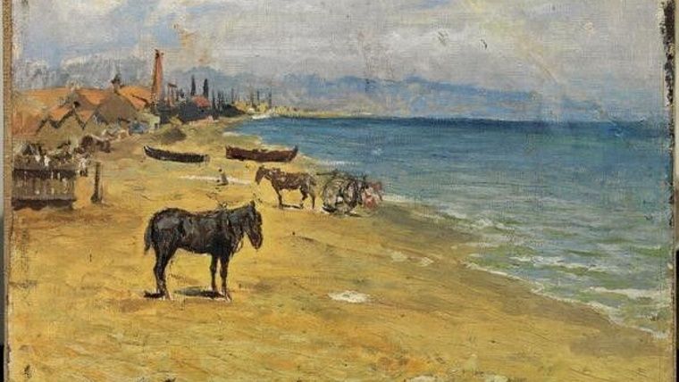 Pintura a l'oli d'una platja amb un ruc al primer pla, barques a la sorra i un poble costaner al fons sota un cel ennuvolat