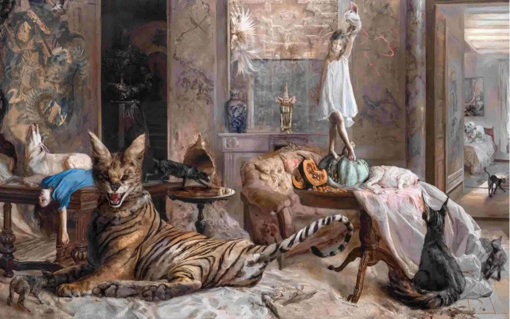 Pintura hiperrealista amb un tigre gran estirat en una sala interior ornamentada, una dona recolzada en un divà i un gat negre.