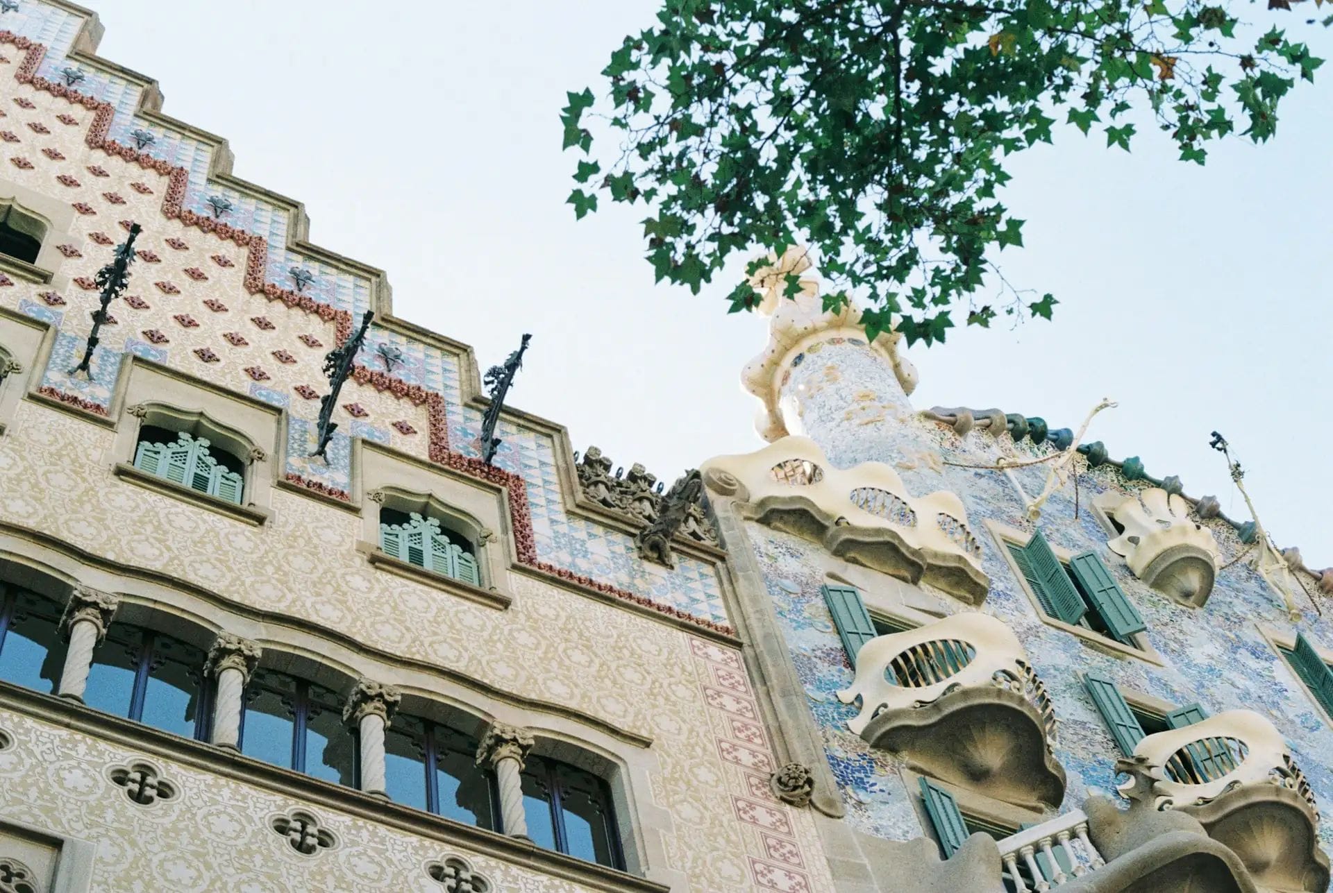 Façana de Casa Batlló de nit il·luminada