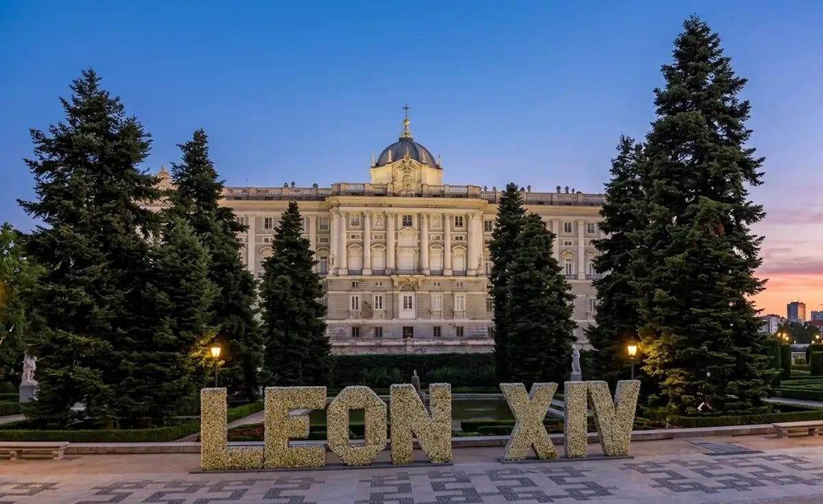 Letras florales con el nombre del Papa en los jardines de Sabatini