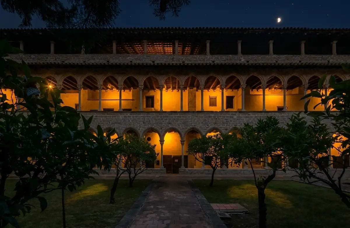 El claustro de Pedralbes abre de noche con una experiencia gratuita