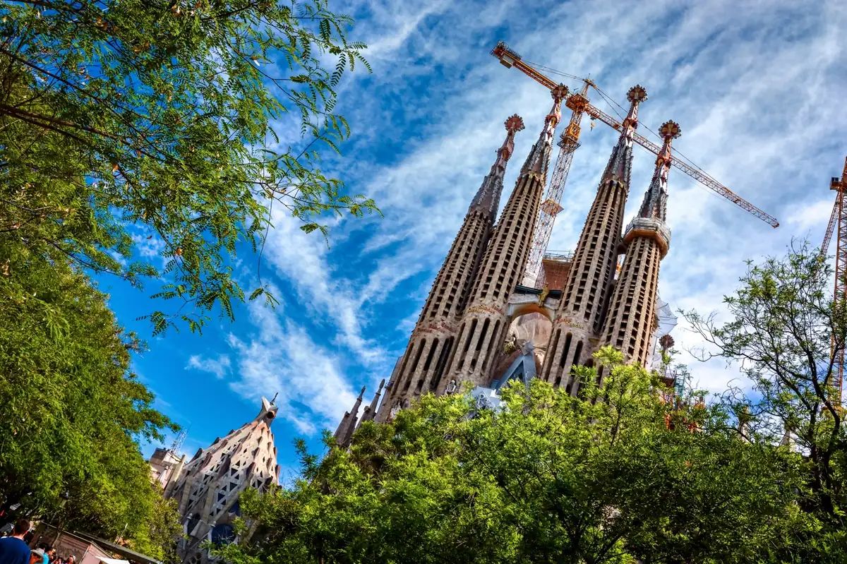 La Sagrada Família revela la creu de la torre de Jesús i aconsegueix la seva altura màxima