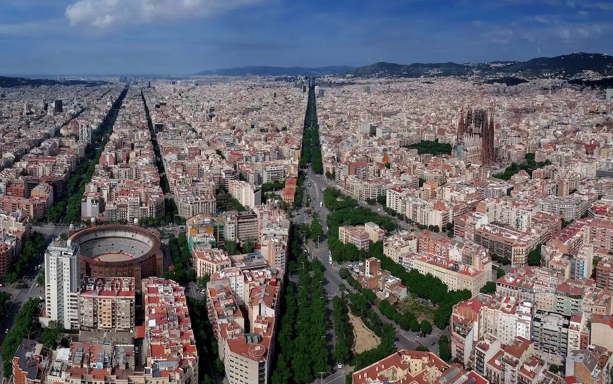 Barcelona estudia una solució ràpida per reduir cues als autobusos de la Diagonal