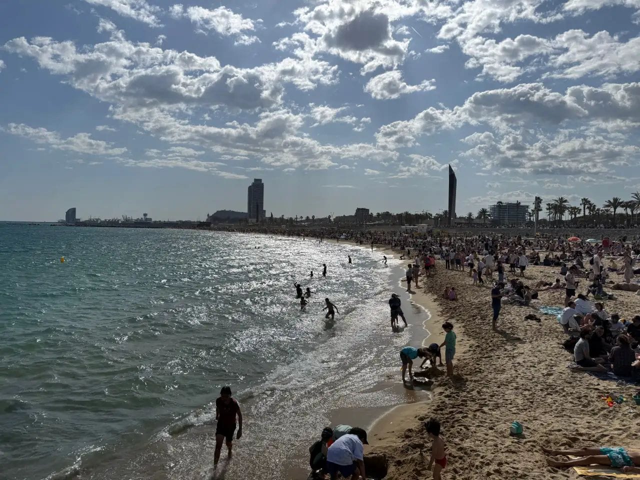 Las playas de Barcelona arrancan hoy la temporada con socorristas, chiringuitos y cambios en la arena