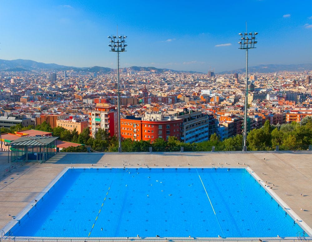 Barcelona s'endinsa a l'estiu: les piscines municipals a l'aire lliure obren les seves portes