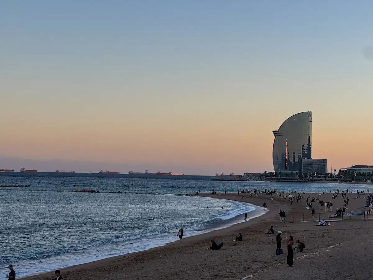 Barcelona toca un rècord històric amb una nit de maig gairebé tropical