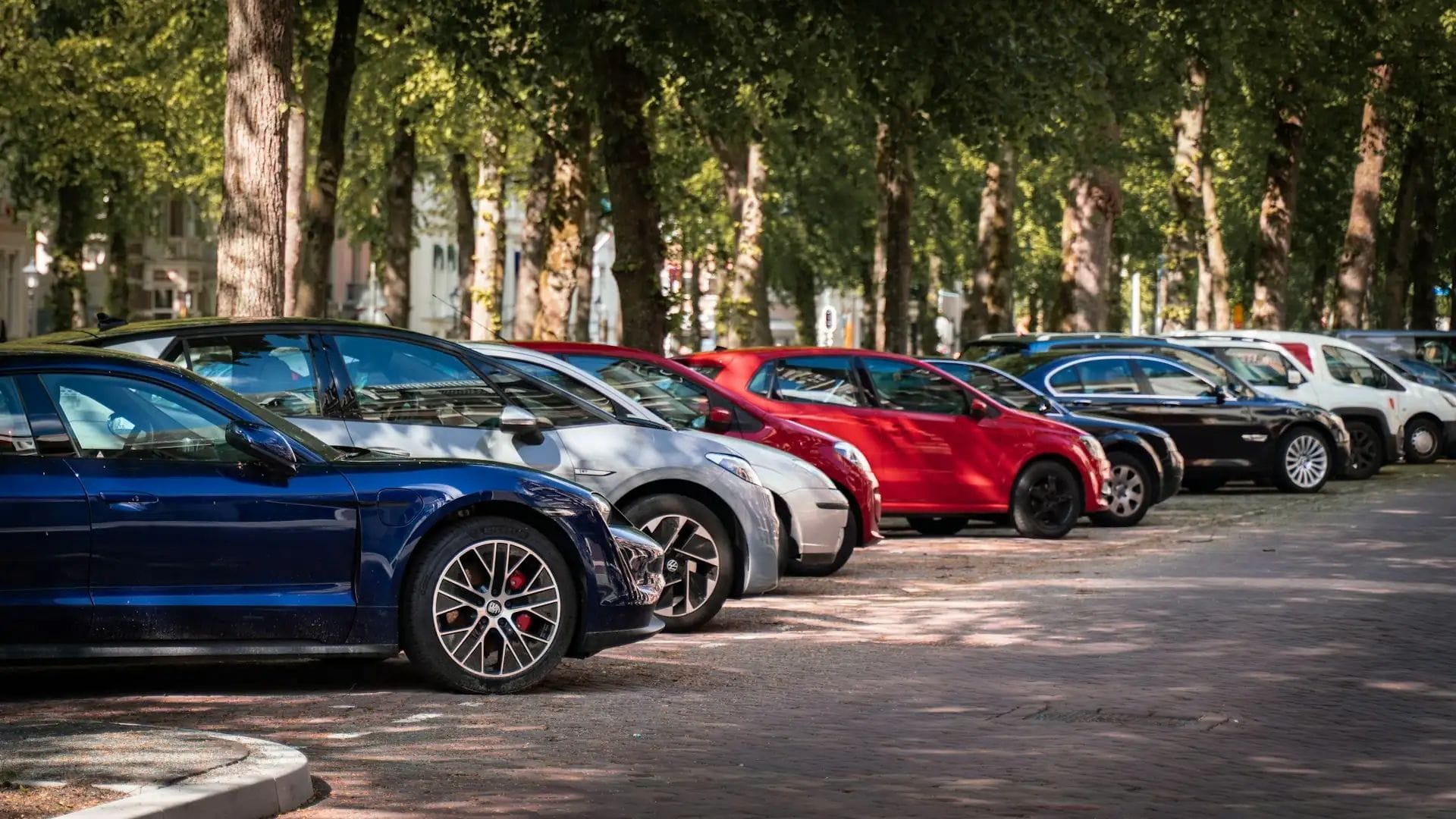 Barcelona limita el nombre de parkings en noves vivendes segons el transport públic