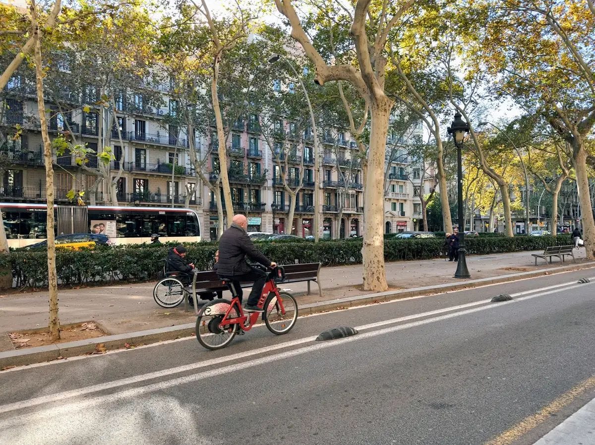 Més espai i seguretat per a bicicletes en una via clau de Barcelona