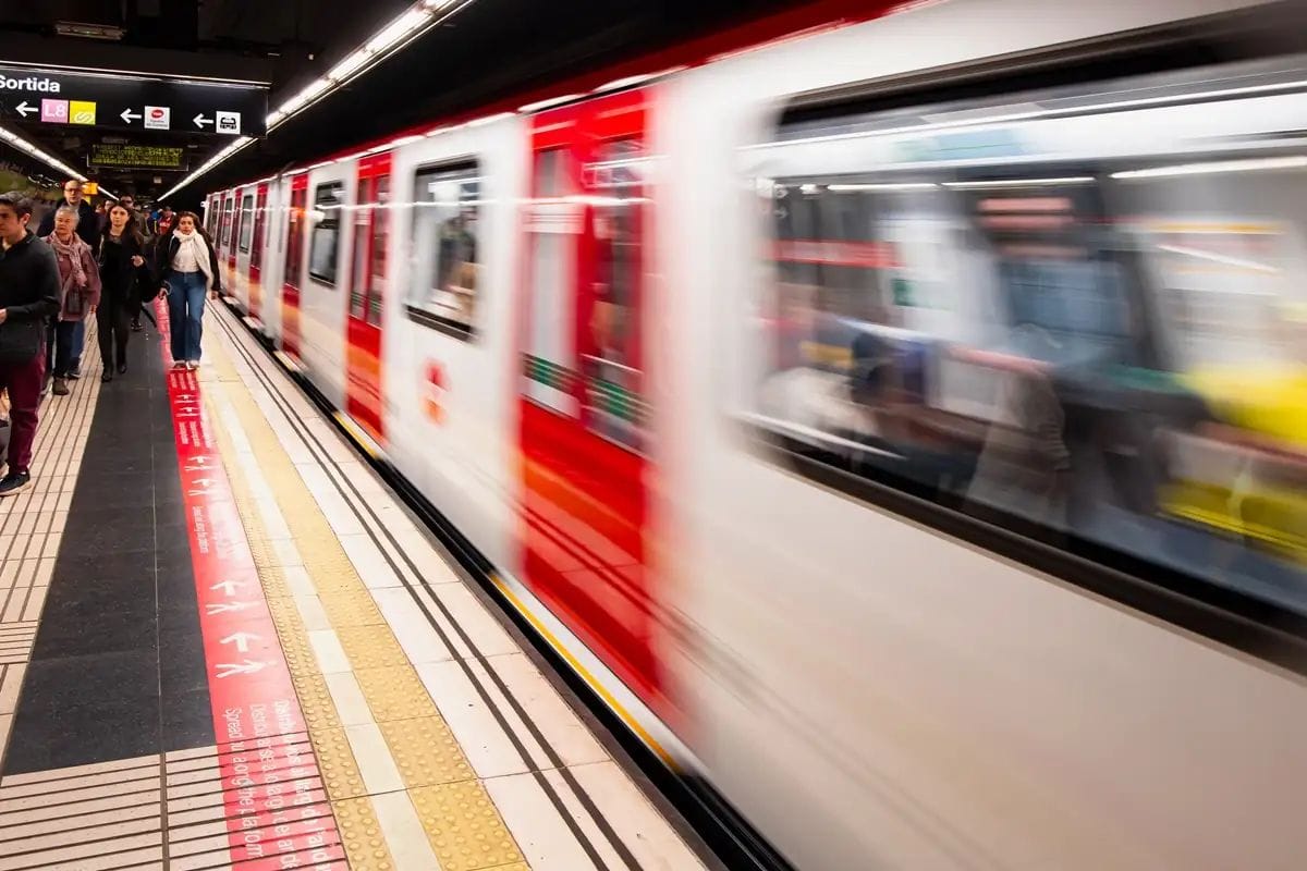 Un apunyalament al metro de Barcelona deixa 13 detinguts i genera inquietud