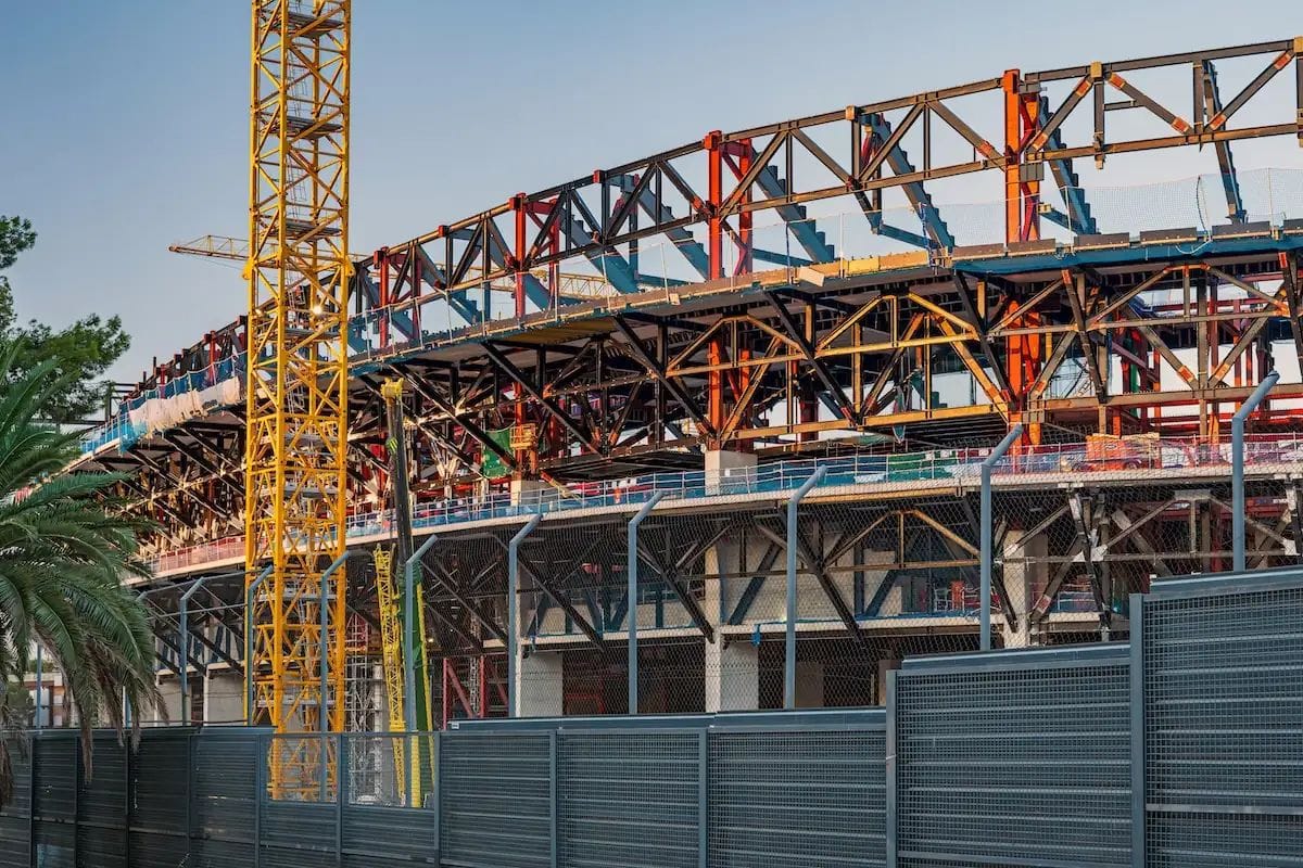 Barcelona retirarà els vells pals de fusta davant del Camp Nou