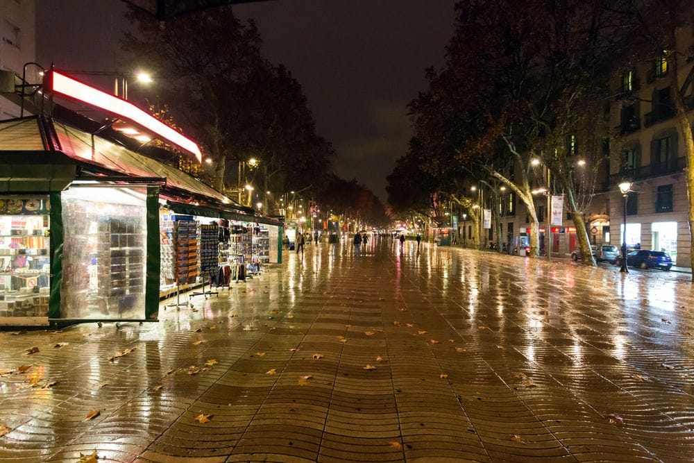 Barcelona amanece con lluvias dispersas y ambiente más fresco este lunes