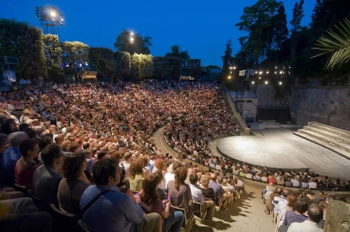 El Grec abre su 50 aniversario con una noche de cultura, calor y abanicos