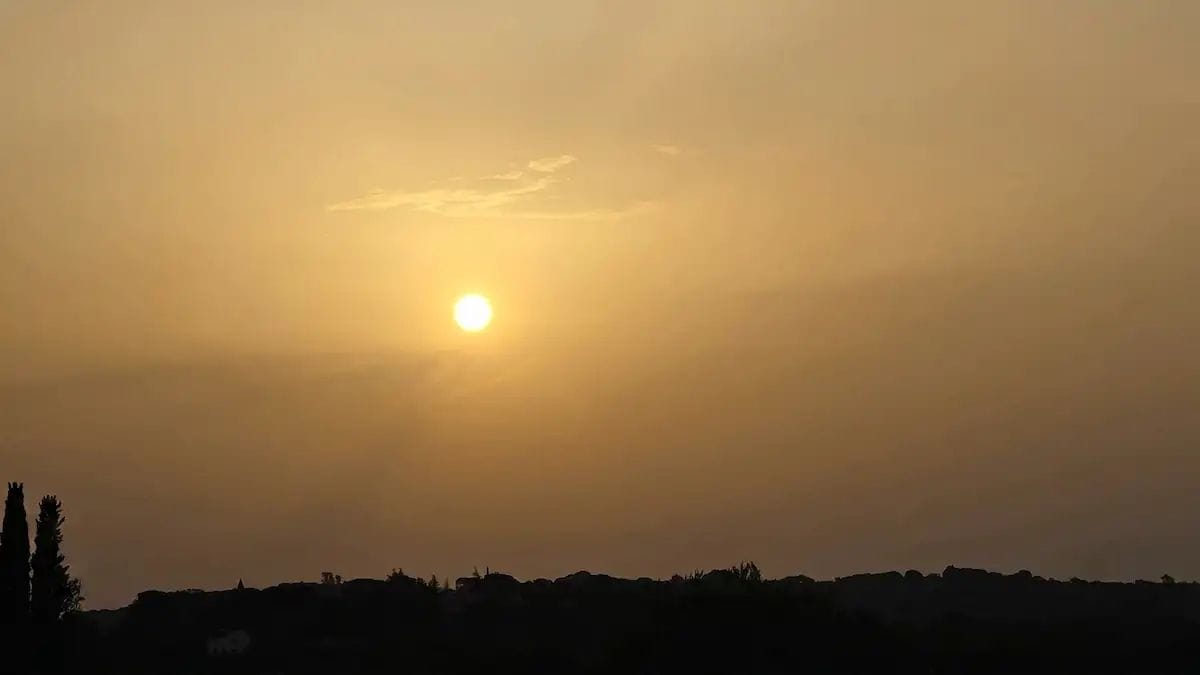 Una nube de polvo sahariano deja cielos turbios en Barcelona