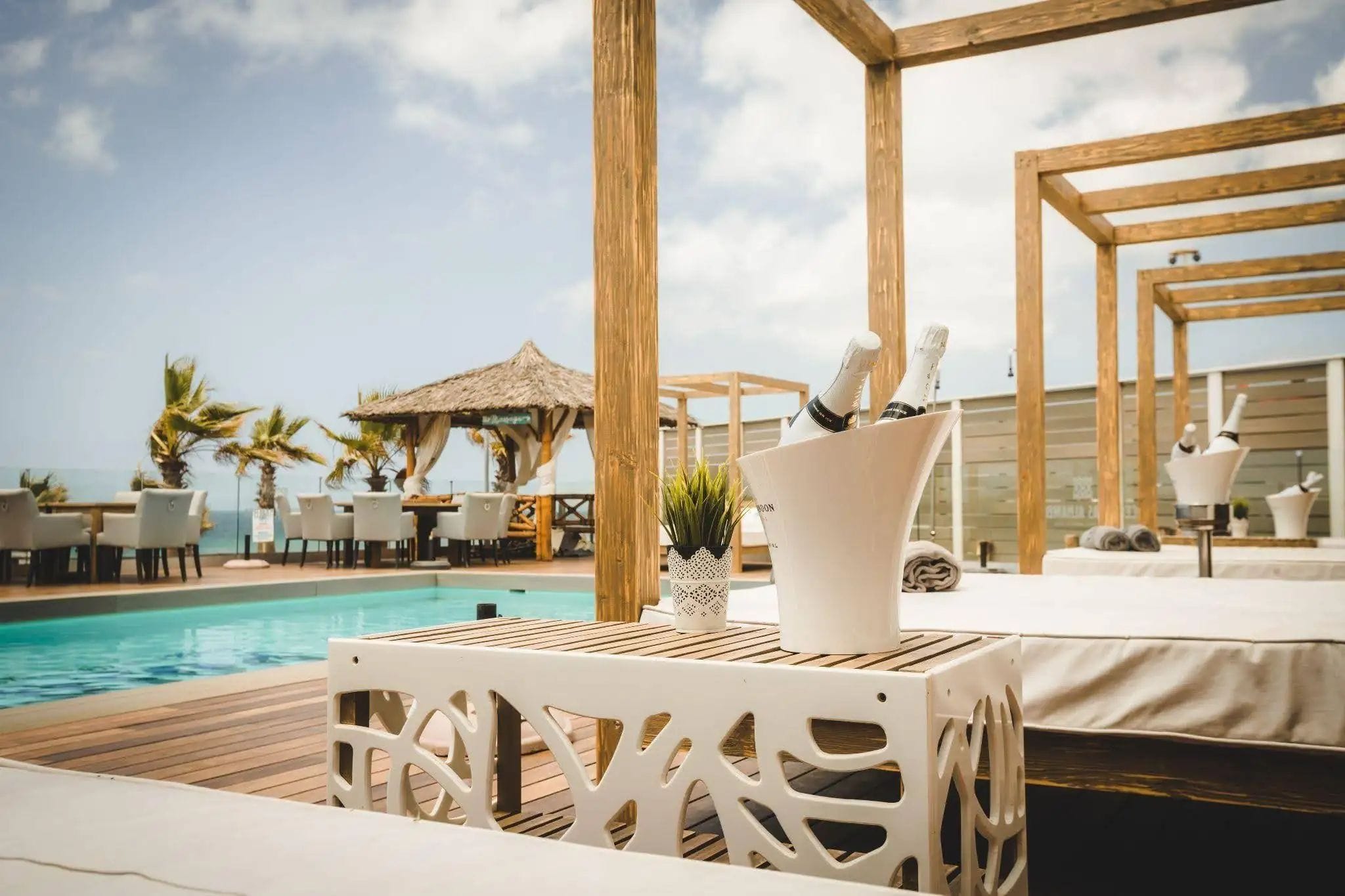 Qué tener en cuenta al elegir un beach club en Marbella con piscina para pasar el día completo