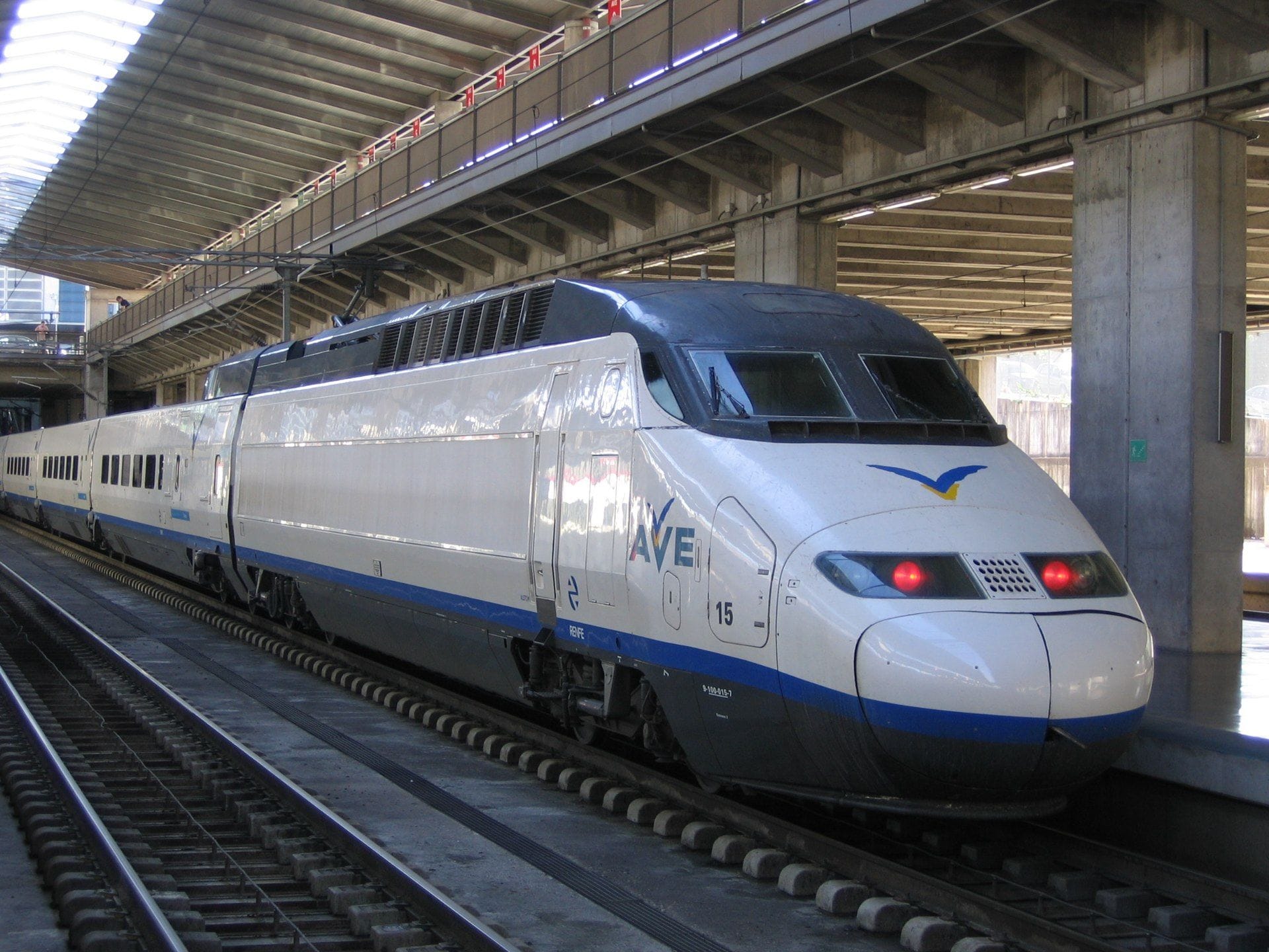 Viajar de pie en trenes AVE: la propuesta que sacude el mercado español