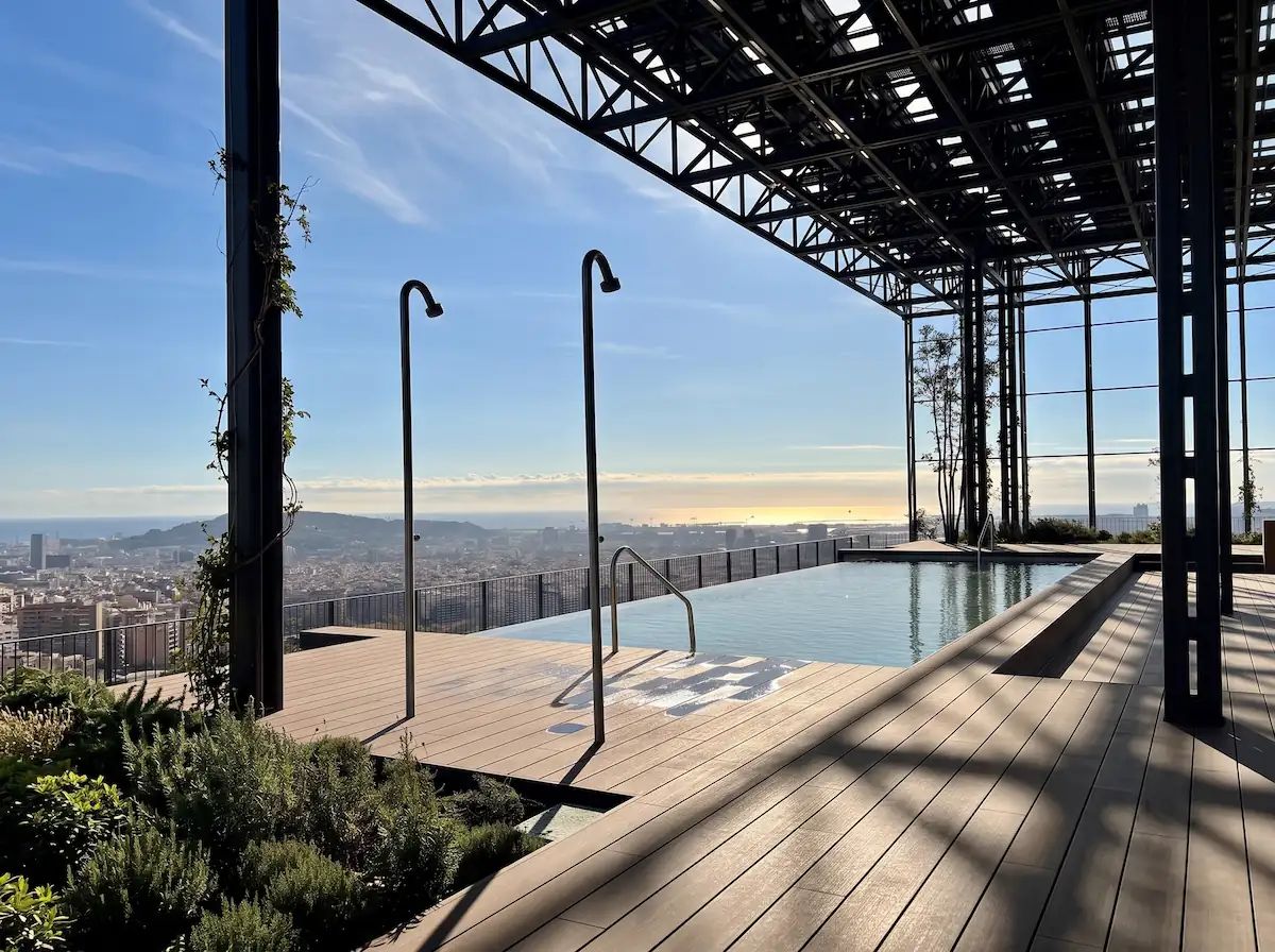 Així és el nou hotel de 22 plantes que redefineix l'entrada a Barcelona