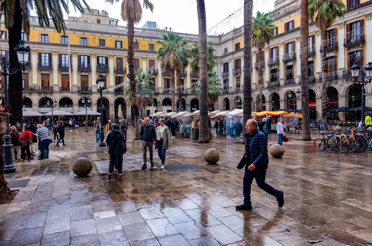 Barcelona es despedeix del sol: pluja i fred arriben aquest cap de setmana
