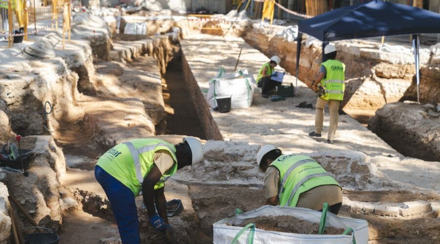 Descobreixen un tram de 45 metres de la muralla del segle XIV durant les obres de la Rambla