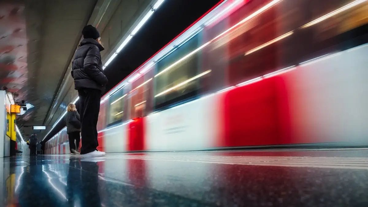 TMB refuerza metro y bus con 358 profesionales este verano