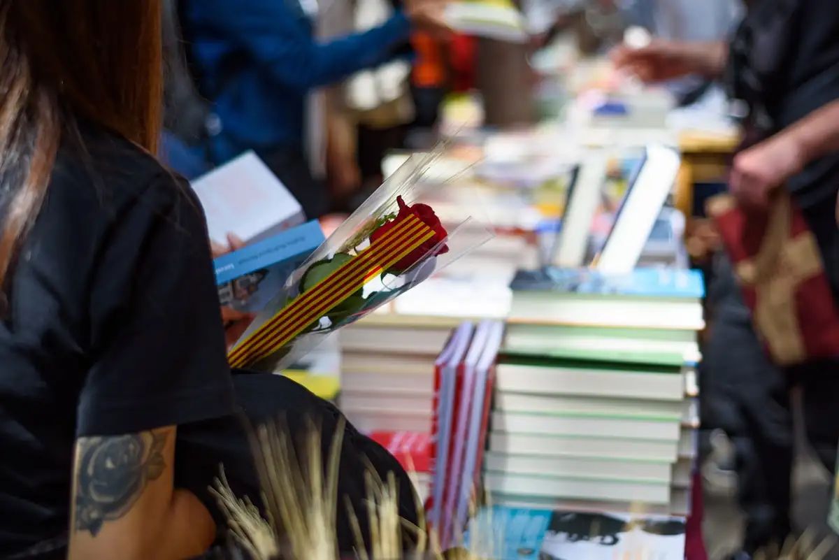 Vueling amaga descomptes a Barcelona per Sant Jordi i regala llibres al Palau Robert