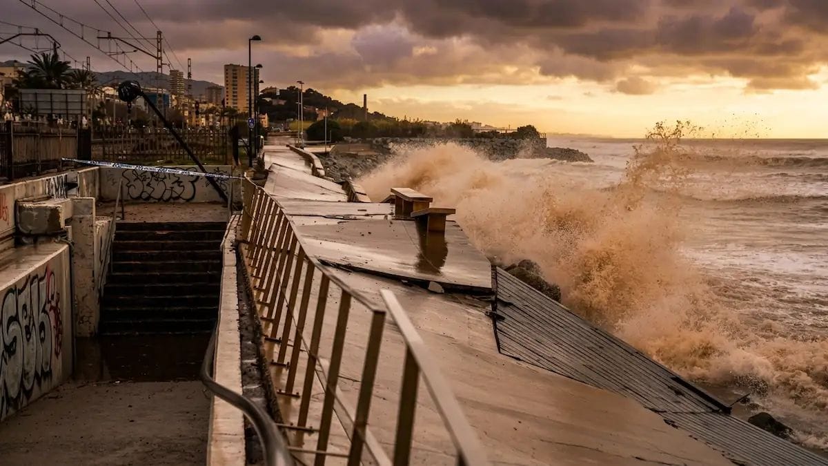 Badalona reparará el vial de la playa de la Barca Maria tras el temporal Harry