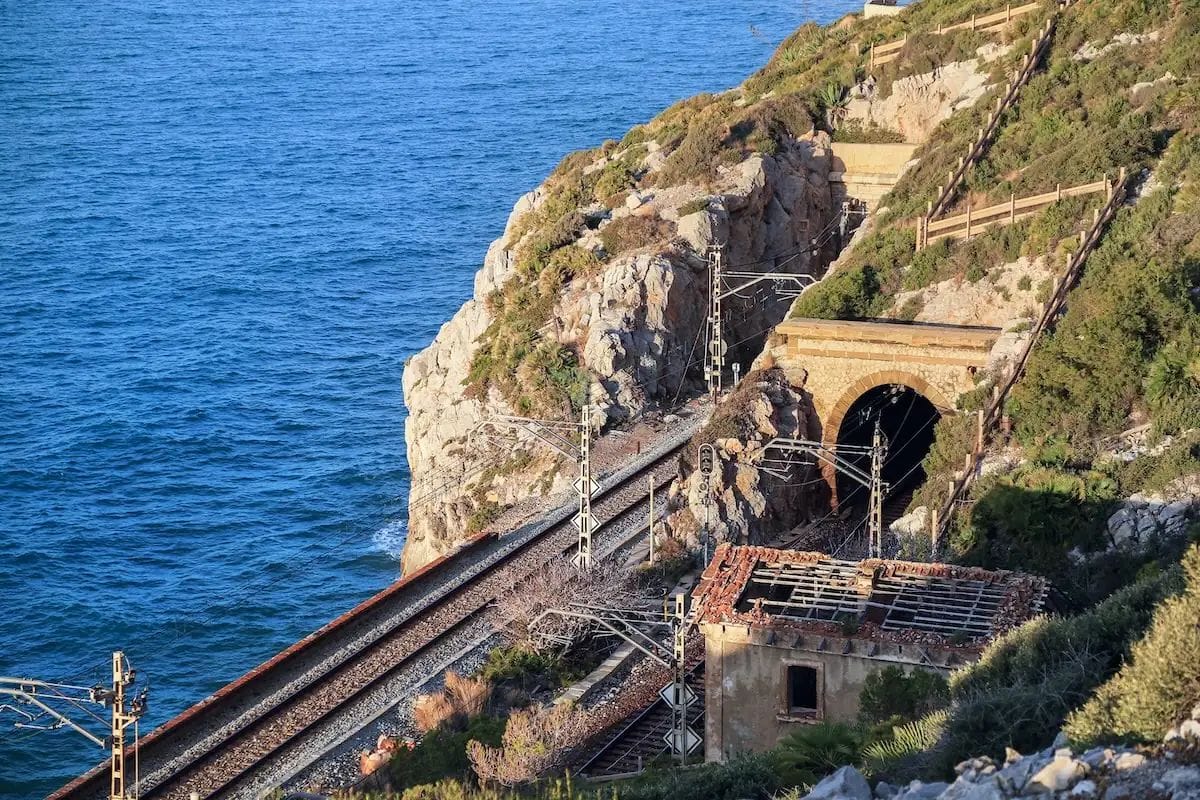 Cinc robatoris de cable en una setmana tornen a afectar Rodalies a Barcelona