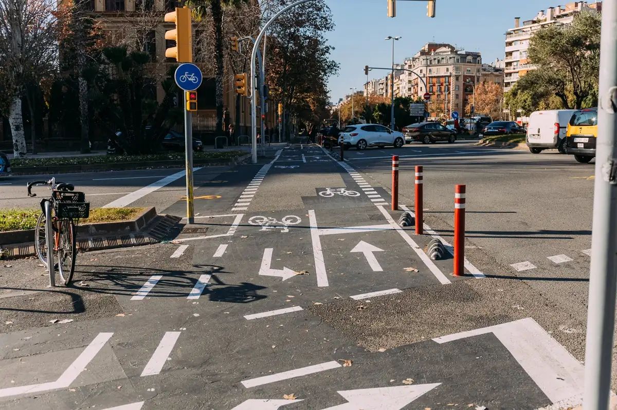 Comença el carril bici entre Esplugues i Barcelona: així canviarà la Diagonal