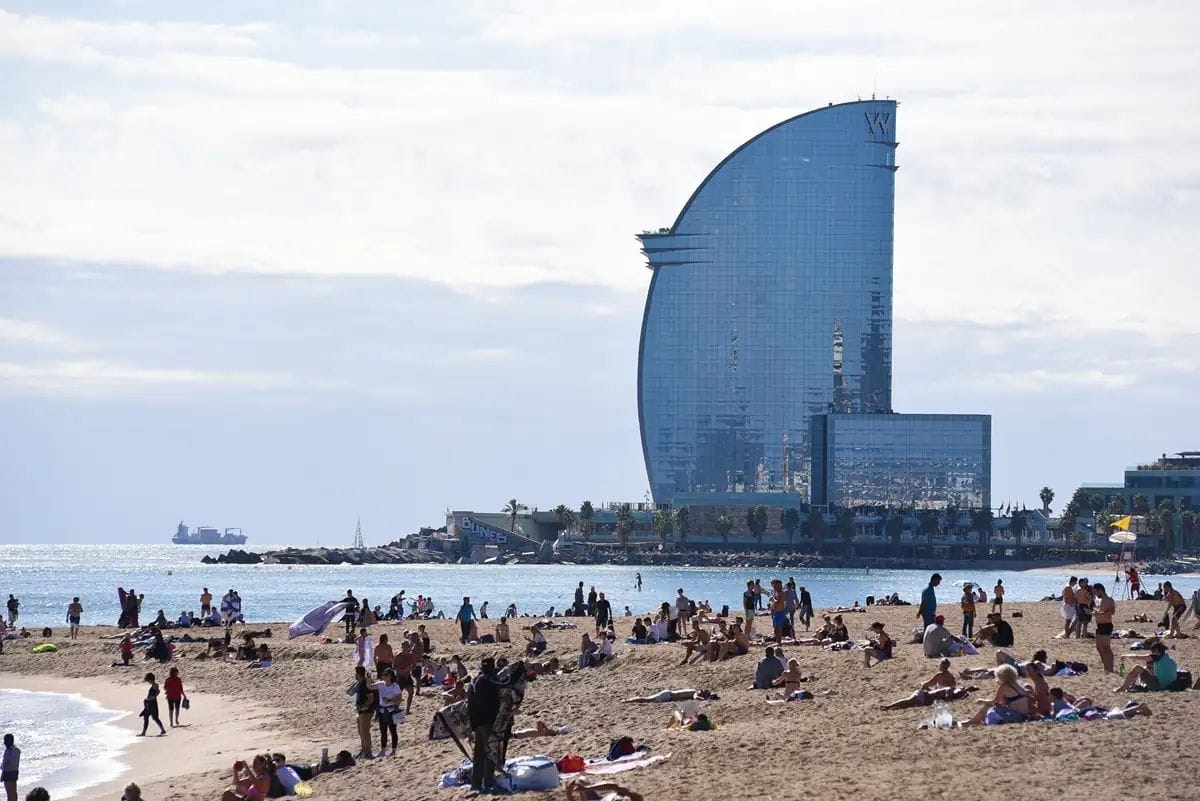 Sol, terrasses i primers banys: així es viu la Setmana Santa a Barcelona