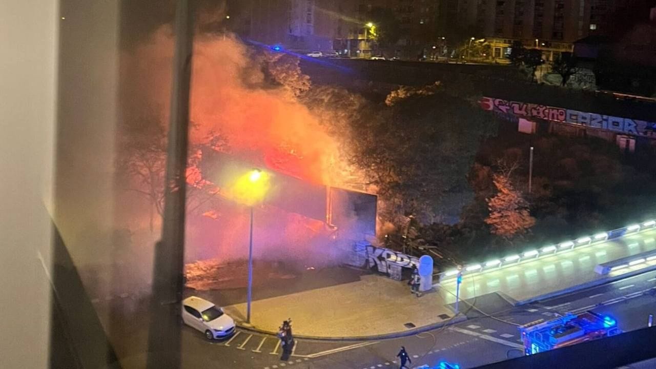 Explosions i un gran incendi arrasen un assentament a Bac de Roda i obliguen a tallar el trànsit a Sant Martí