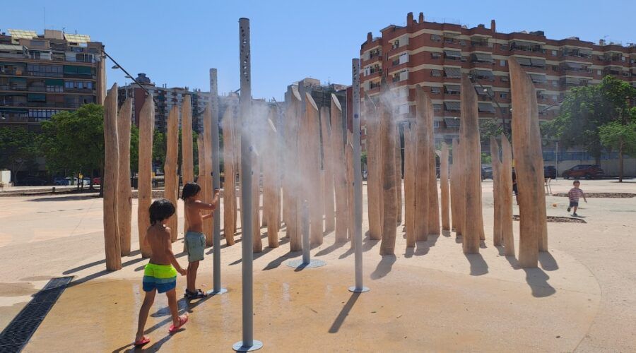 Barcelona converteix l'aigua en joc: més espais infantils per refrescar-se aquest estiu