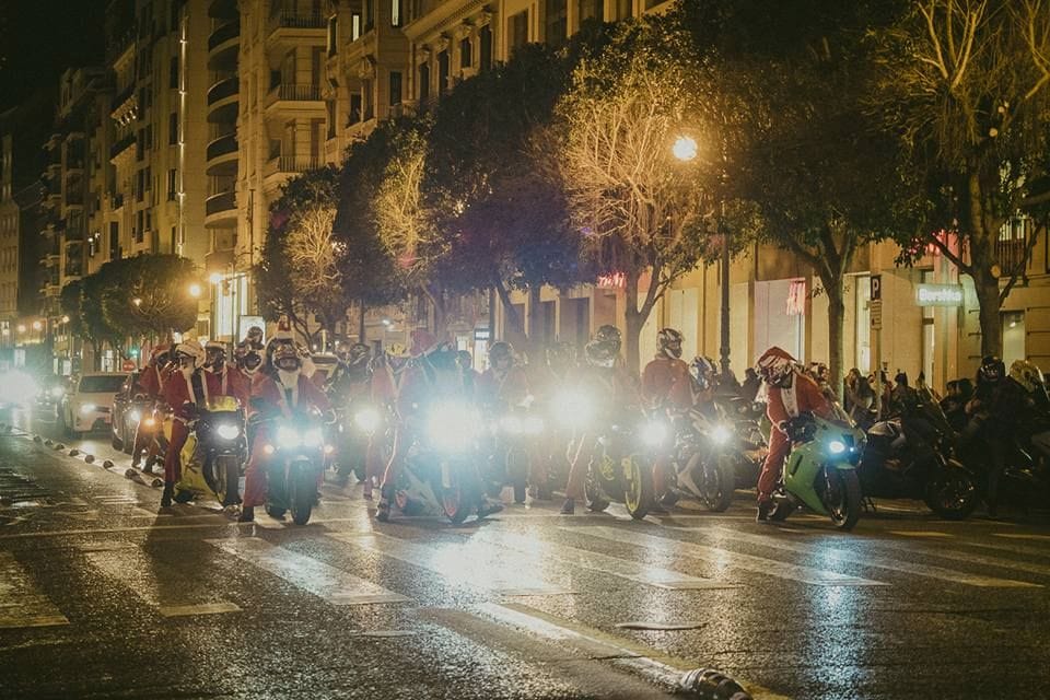 Barcelona vibra con la Papanoelada Motera Solidaria y llena sus calles de ilusión