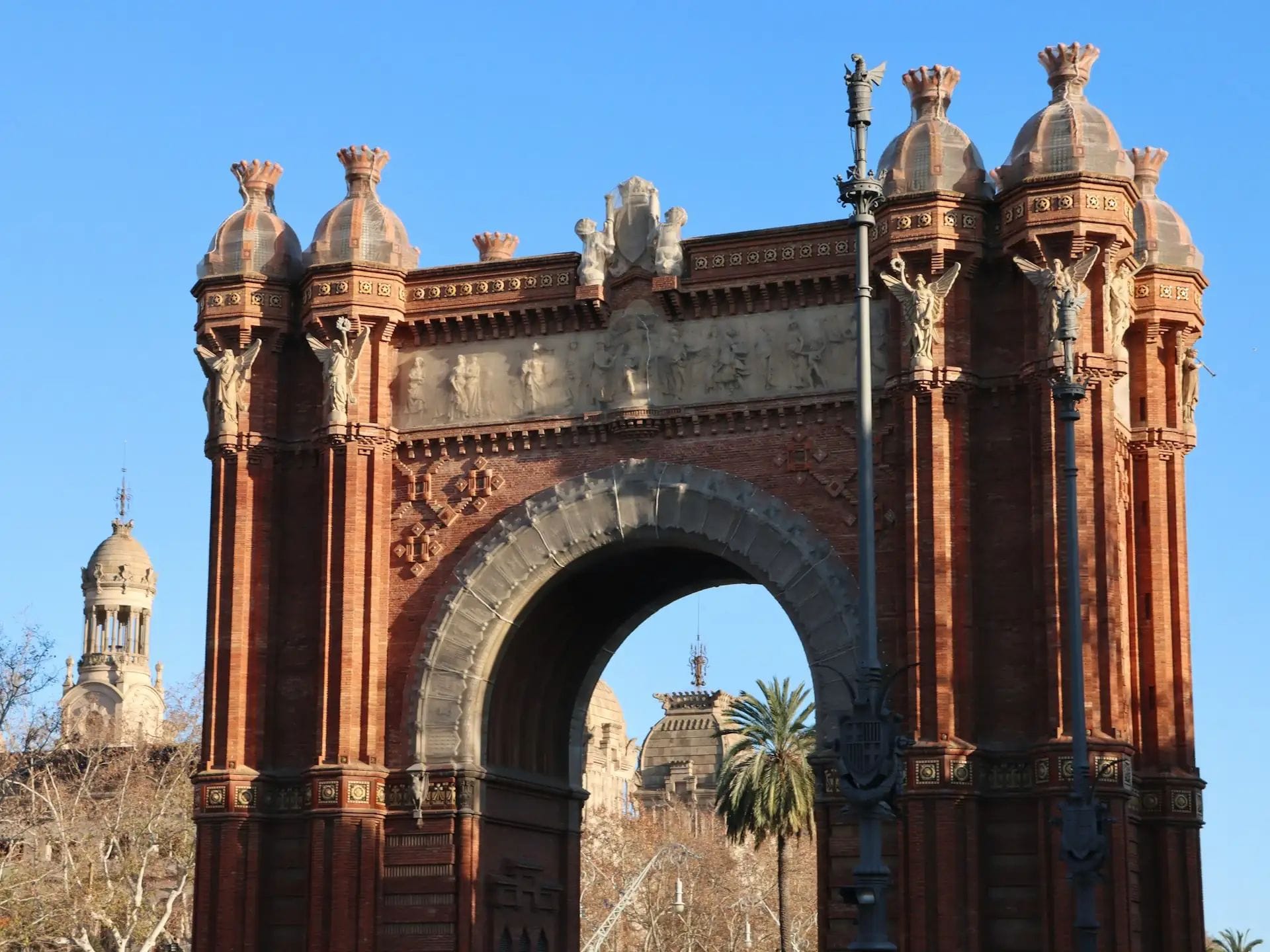 Caos i tensió a l'Arc de Triomf per la falta de coordinació policial