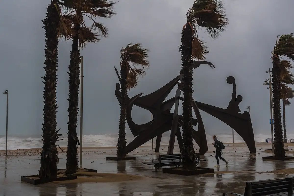 Barcelona es lleva pendent dels efectes de l'alerta per pluges