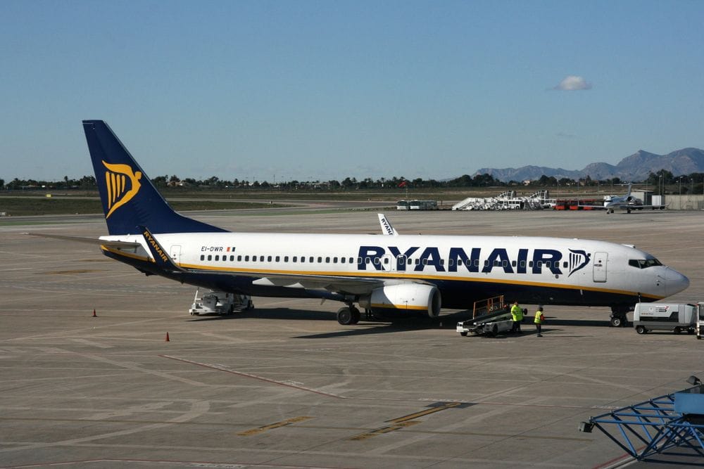 Ryanair tanca la seva base a Santiago i cancela vols a Vigo i Tenerife Nord