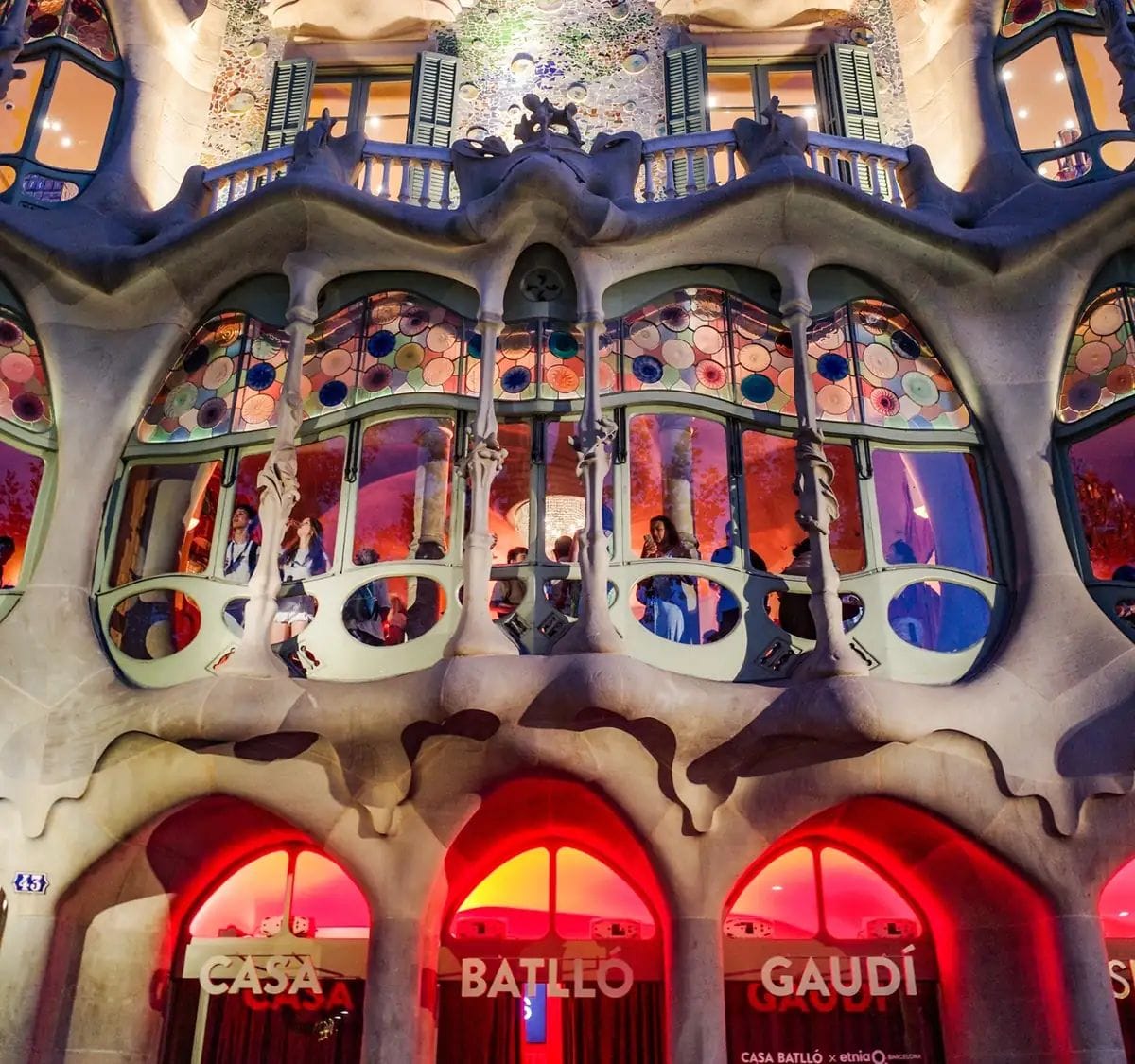 Sant Jordi omple de roses la Casa Batlló des del 21 d'abril
