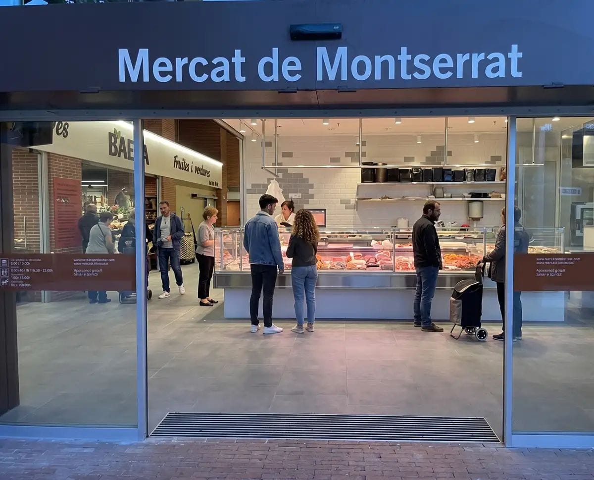 Clients compren en una de les parades del nou Mercat de Montserrat, gairebé un mes després de la seva obertura