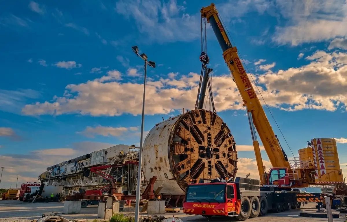 La ampliación de la L8 avanza con el traslado de la tuneladora