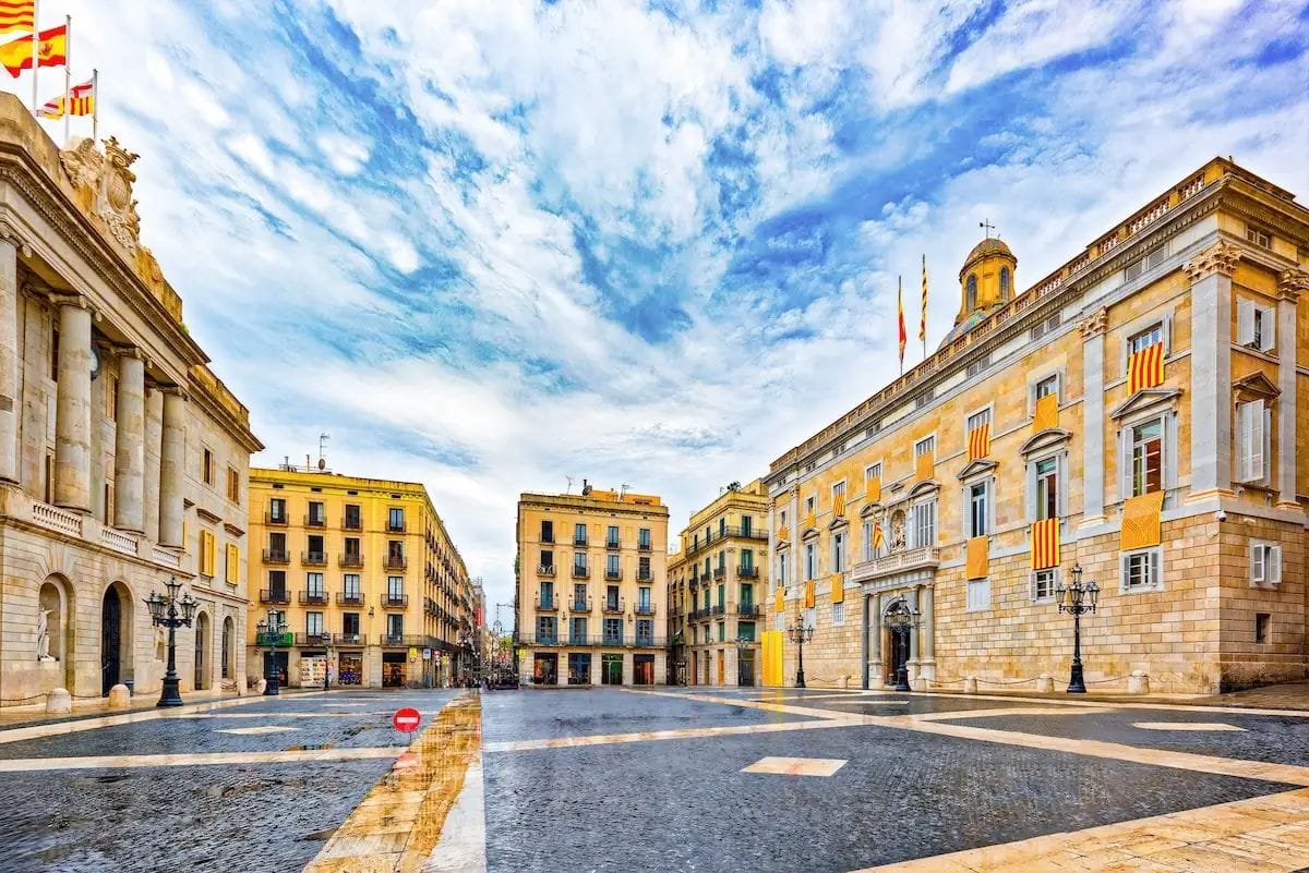 Dues protestes enfrontades coincidiran aquest dissabte a la plaça Sant Jaume