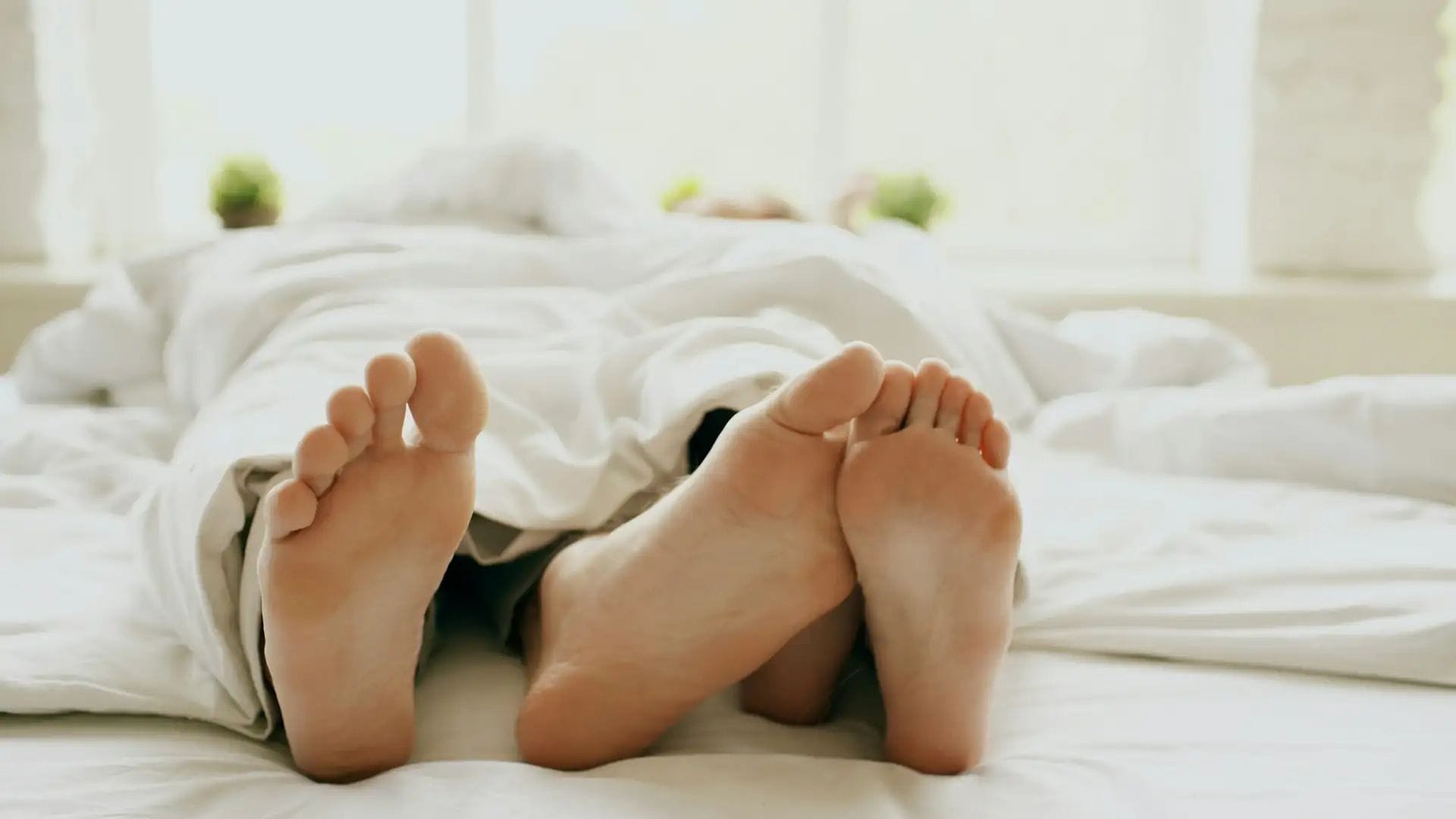 Dorms amb una cama fora del llit? Aquestes són les quatre característiques que s'associen a aquest hàbit