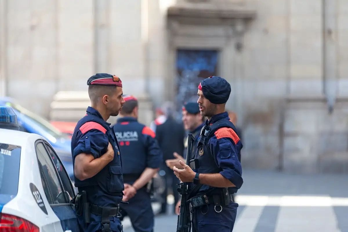 Els mossos entren als instituts i reobren la polèmica