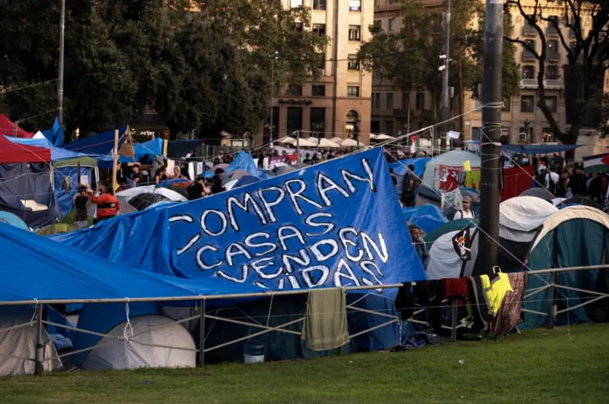 Barcelona talla la llum a l'acampada de plaça Catalunya i els manifestants denuncien falta de seguretat