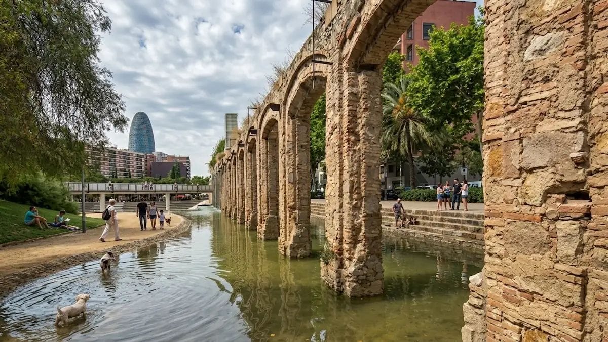 Les arcades de 1858 del parc del Clot comencen a sortir de les xarxes