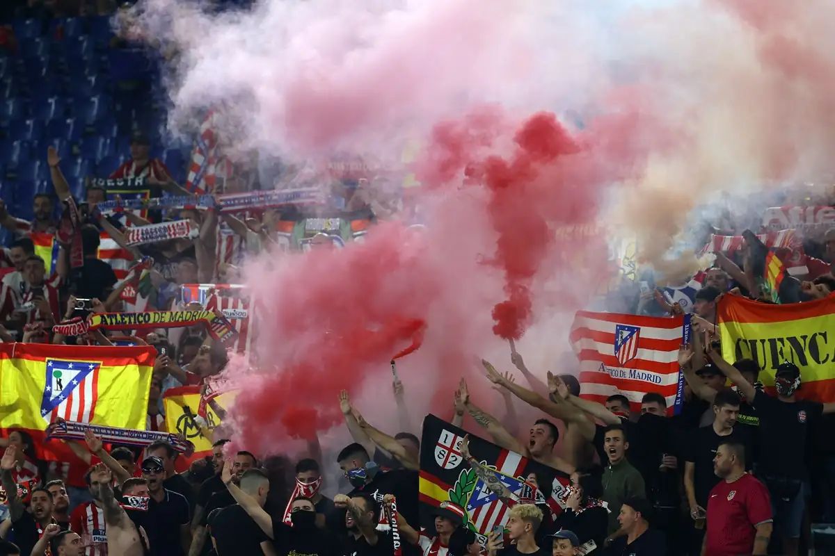 Polémica en el Camp Nou por gestos y cánticos de seguidores del Atlètic de Madrid